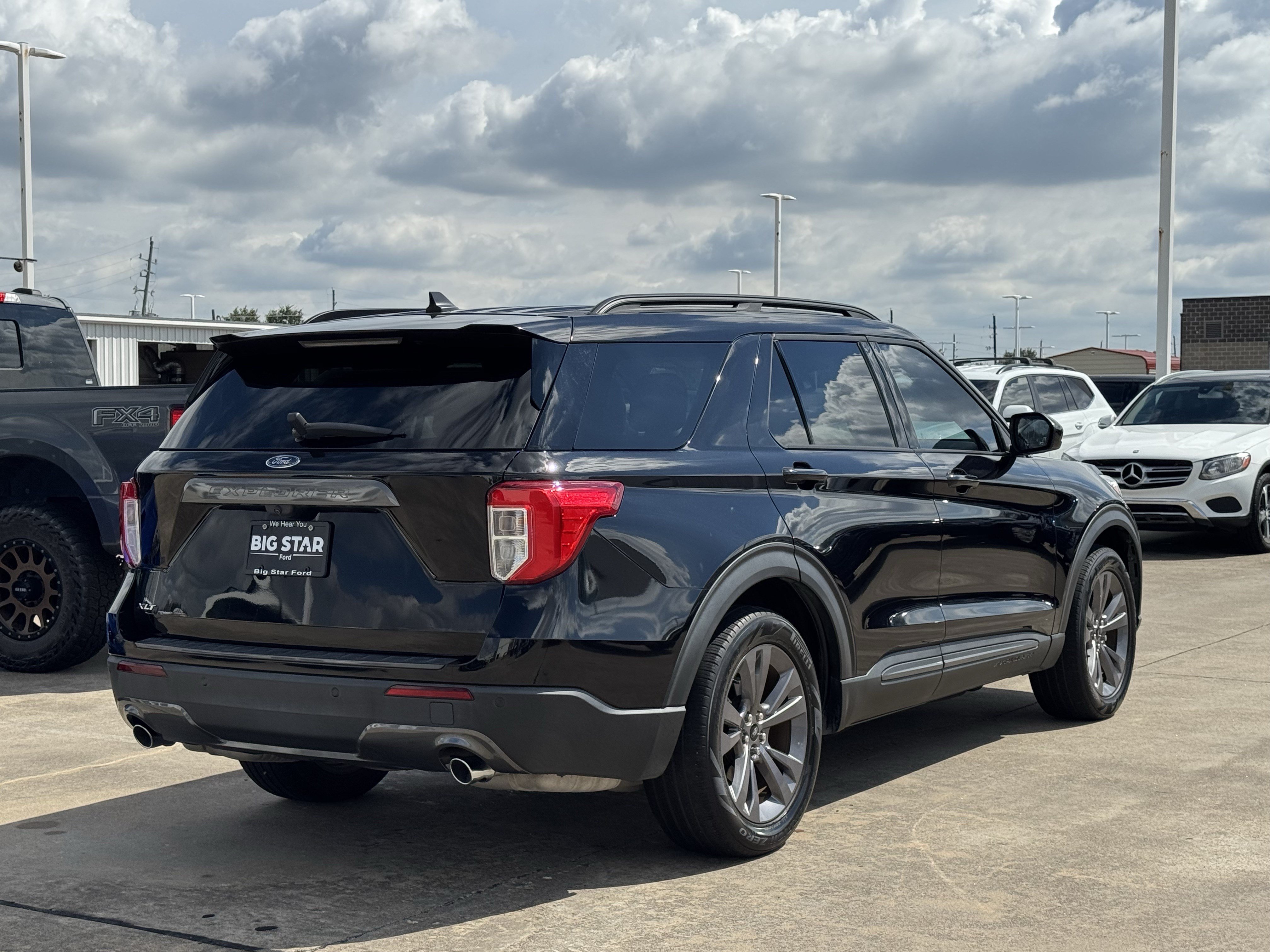 Used 2023 Ford Explorer XLT w/ Equipment Group 202A RWD image 6