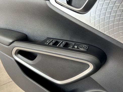 Used 2025 Kia Soul LX w/ LX Technology Package FWD image 18