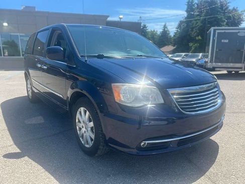 Used 2014 Chrysler Town & Country Touring w/ Driver Convenience Group FWD image 3