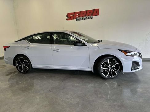 Used 2025 Nissan Altima 2.5 SR w/ SR Premium Package FWD image 2