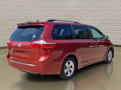 Used 2020 Toyota Sienna LE w/ Carpet Mat Package FWD image 5