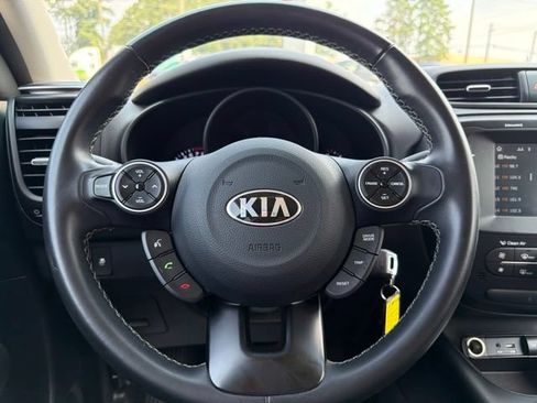 Used 2018 Kia Soul + FWD image 17