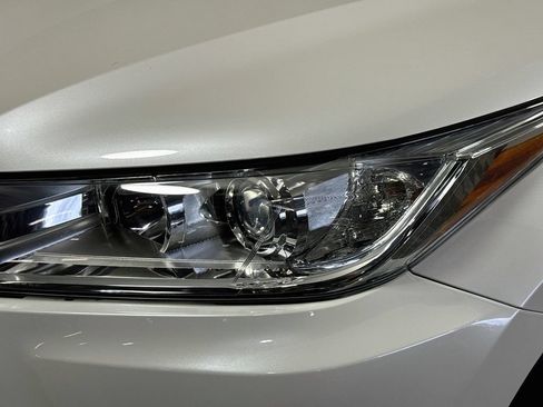 Used 2019 Toyota Highlander XLE AWD/4WD image 3