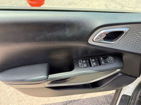Used 2025 Kia Soul LX w/ LX Technology Package FWD image 11