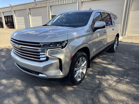 Used 2023 Chevrolet Suburban High Country AWD/4WD image 3