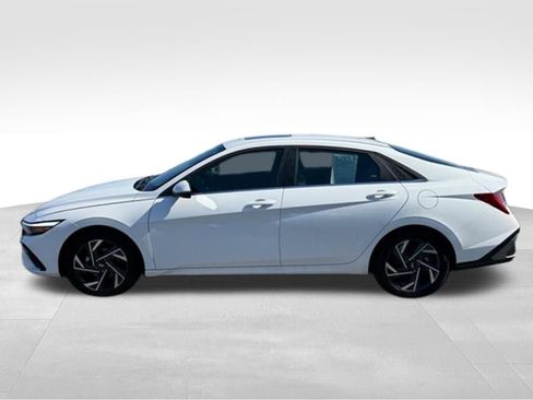 Used 2025 Hyundai Elantra Limited FWD image 2