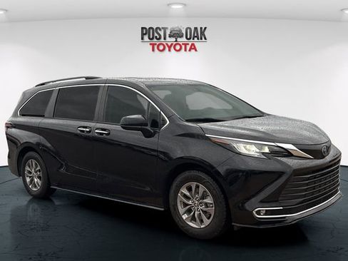 Used 2023 Toyota Sienna XLE w/ XLE Plus Package image 1