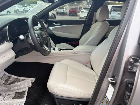 Used 2025 Genesis G70 2.5T RWD image 9