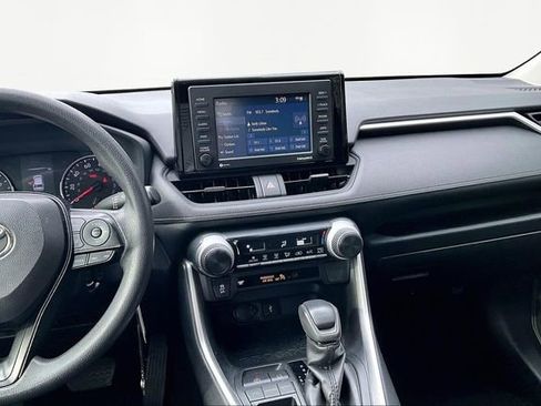 Used 2021 Toyota RAV4 LE image 9