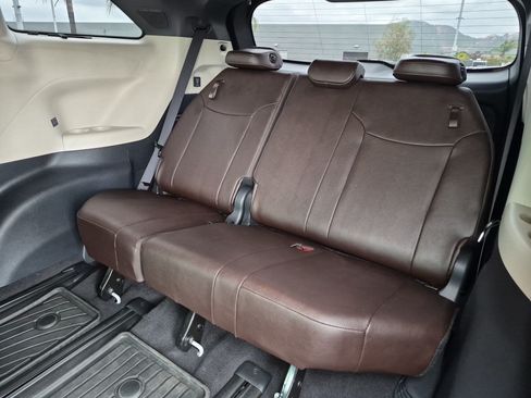 Used 2024 Toyota Sienna Platinum FWD image 31