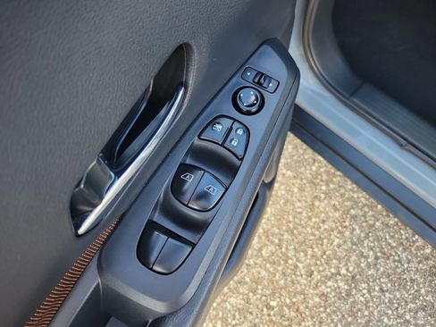 Used 2022 Nissan Kicks SR w/ Interior Electronics Package FWD image 13
