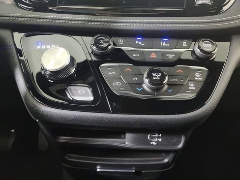 New 2026 Chrysler Pacifica Select image 24