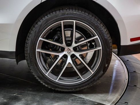 Certified 2025 Porsche Macan image 9