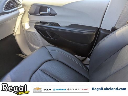 Used 2024 Chrysler Pacifica Select image 14