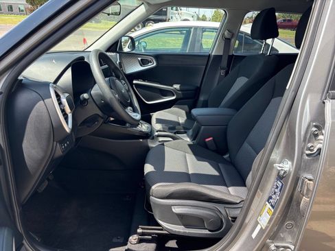 Used 2025 Kia Soul LX w/ LX Technology Package FWD image 22