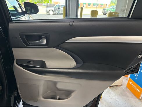Used 2019 Toyota Highlander XLE AWD/4WD image 36