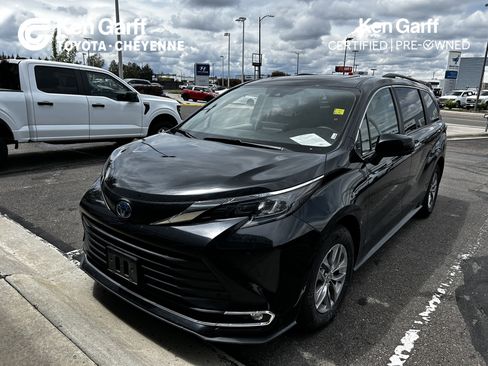 Used 2024 Toyota Sienna XLE FWD image 1