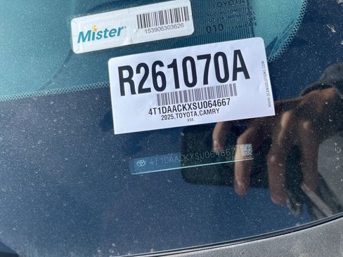 Used 2025 Toyota Camry SE w/ Convenience Package image 9