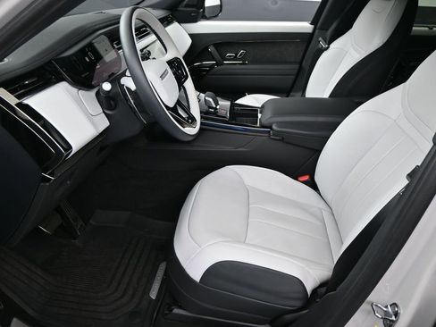 Used 2025 Land Rover Range Rover Sport Dynamic SE image 5