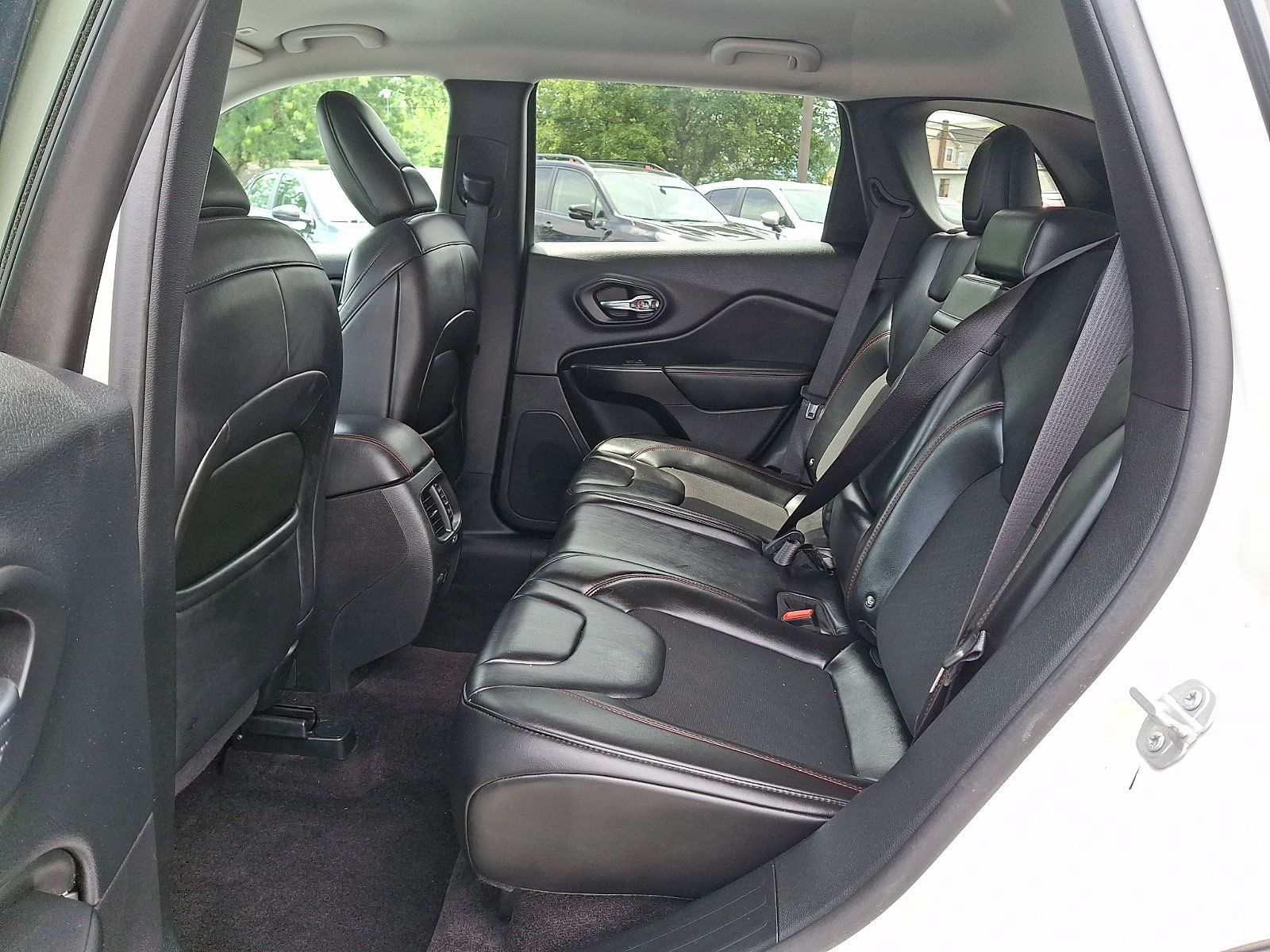 Used 2019 Jeep Cherokee Trailhawk AWD/4WD image 10