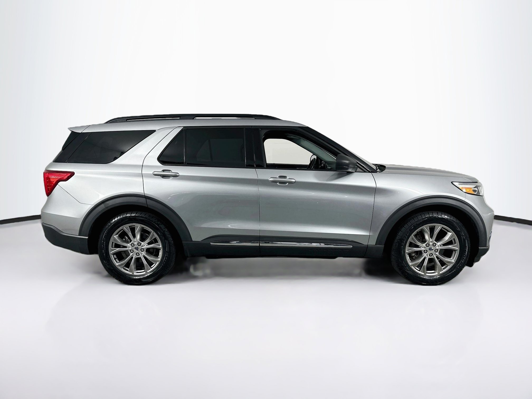 Used 2020 Ford Explorer XLT w/ Equipment Group 202A RWD image 4