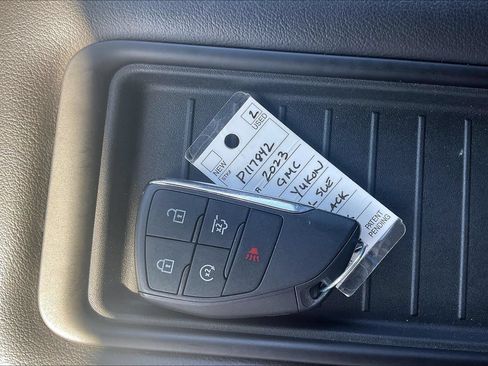 Used 2023 GMC Yukon XL SLE w/ Gmc Pro Safety Plus Package AWD/4WD image 24