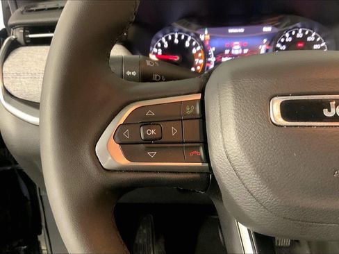 Used 2025 Jeep Compass Latitude AWD/4WD image 18