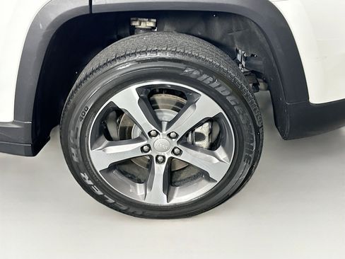 Used 2023 Jeep Grand Cherokee 4WD 4xe w/ Luxury Tech Group II image 11