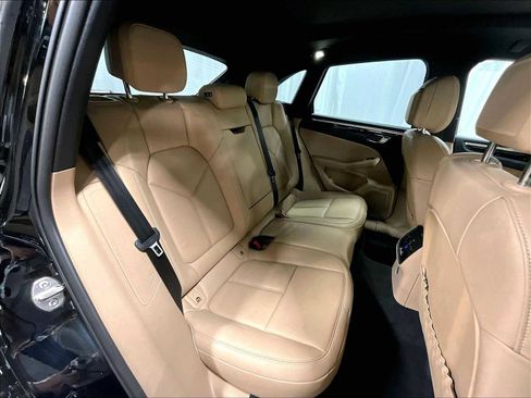 Used 2024 Porsche Macan image 32