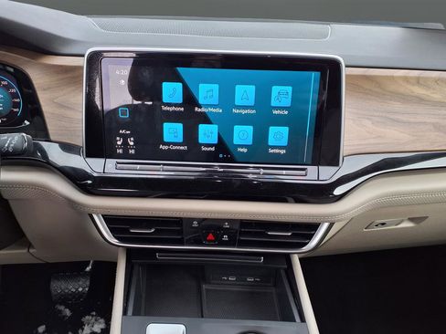 Used 2024 Volkswagen Atlas SE image 41