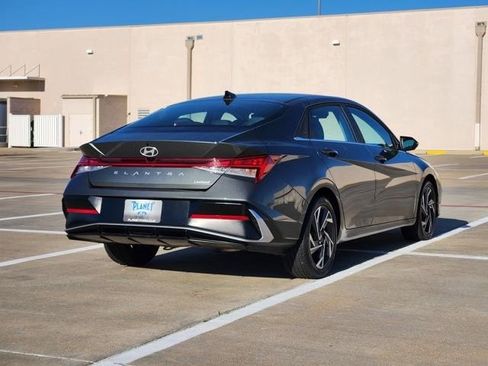 Used 2025 Hyundai Elantra Limited image 5
