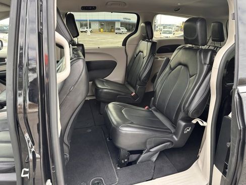 Used 2024 Chrysler Pacifica Touring-L image 11