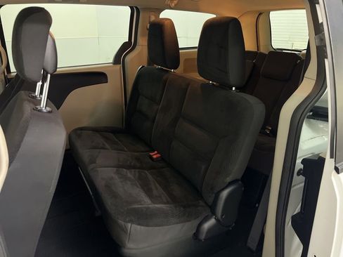 Used 2018 Dodge Grand Caravan SE FWD image 19