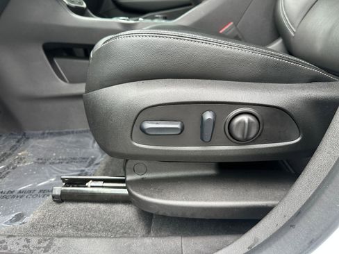 Used 2024 GMC Terrain SLT image 24