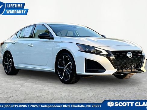 Used 2024 Nissan Altima 2.5 SR w/ SR Premium Package FWD image 1