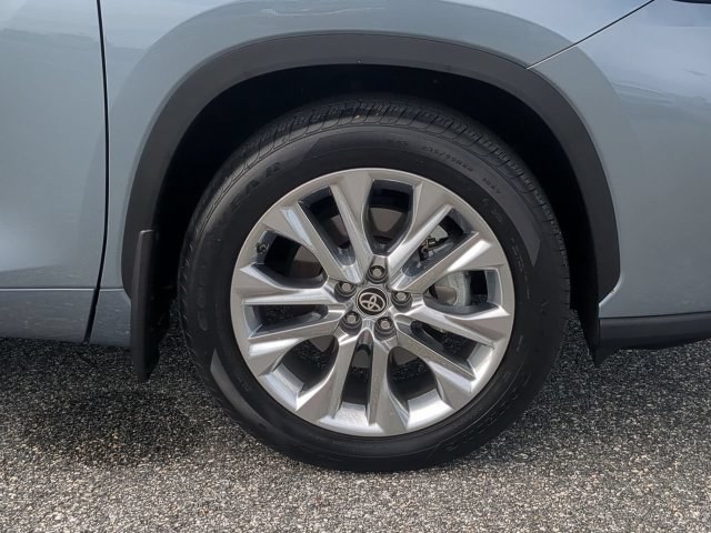 Used 2024 Toyota Highlander Limited FWD image 11
