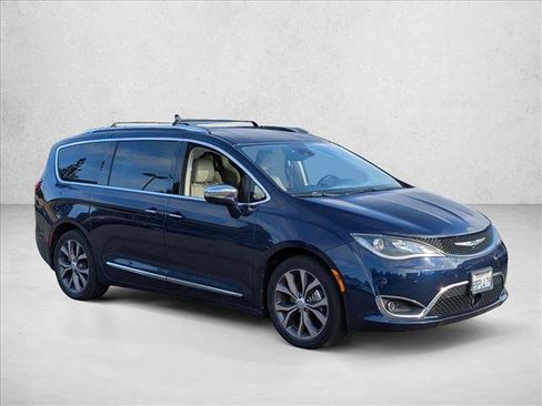 Used 2017 Chrysler Pacifica Limited w/ UConnect Theater Package image 4