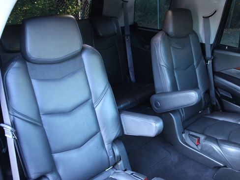 Used 2017 Cadillac Escalade Luxury RWD image 28