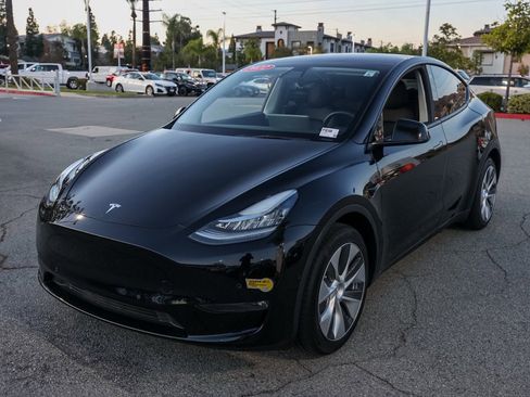 Used 2022 Tesla Model Y Long Range image 8