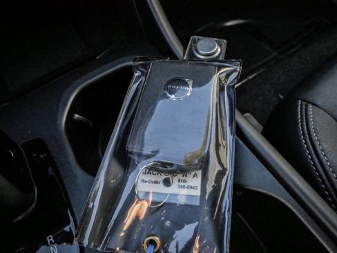 Used 2025 Volvo XC40 B5 Core image 36