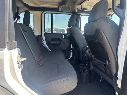Used 2025 Jeep Wrangler Unlimited Rubicon AWD/4WD image 11