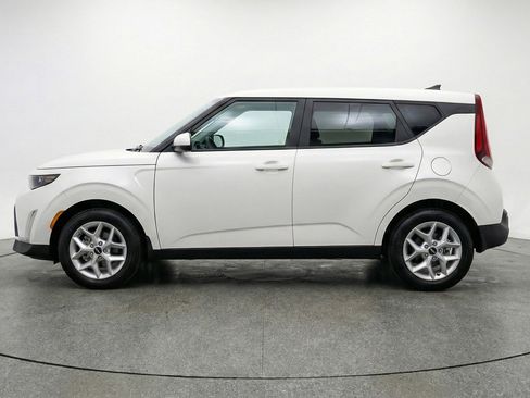 Used 2025 Kia Soul LX w/ LX Technology Package FWD image 3