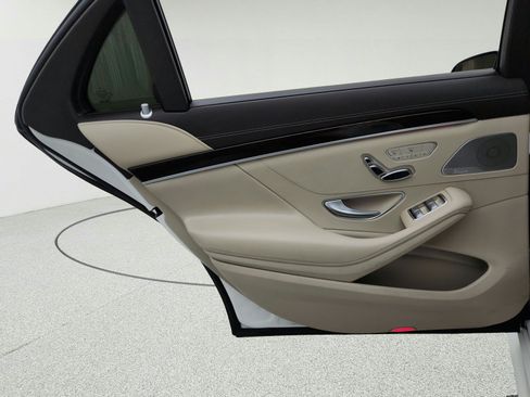 Used 2019 Mercedes-Benz S 560 Sedan image 23
