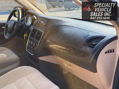Used 2016 Dodge Grand Caravan SXT image 31