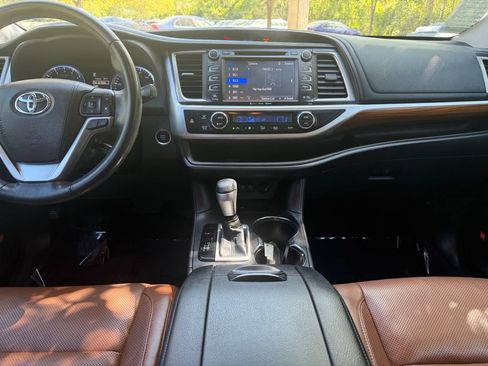 Used 2018 Toyota Highlander Limited FWD image 15