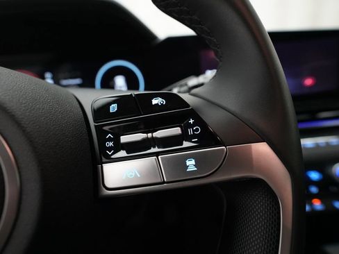 Used 2025 Hyundai Elantra Limited image 18