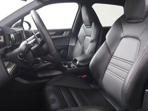 Used 2025 Porsche Cayenne S AWD/4WD image 5