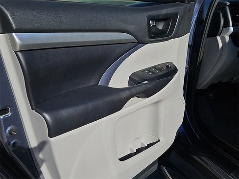 Used 2019 Toyota Highlander LE image 20