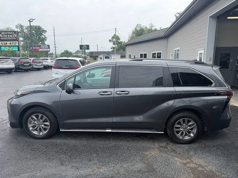 Used 2025 Toyota Sienna XLE FWD image 2