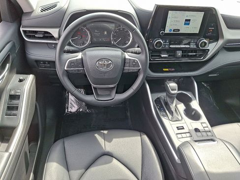 Used 2025 Toyota Highlander XLE AWD/4WD image 12